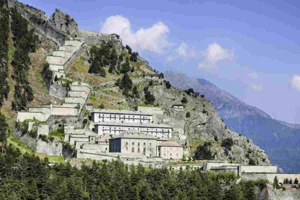 Il Forte di Fenestrelle, situato in Val Chisone vicino a Torino, è un complesso militare che si estende su una superficie di oltre 1,3 milioni