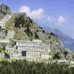 Il Forte di Fenestrelle, situato in Val Chisone vicino a Torino, è un complesso militare che si estende su una superficie di oltre 1,3 milioni