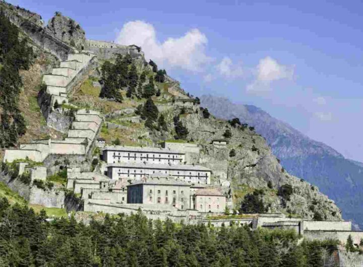 Il Forte di Fenestrelle, situato in Val Chisone vicino a Torino, è un complesso militare che si estende su una superficie di oltre 1,3 milioni