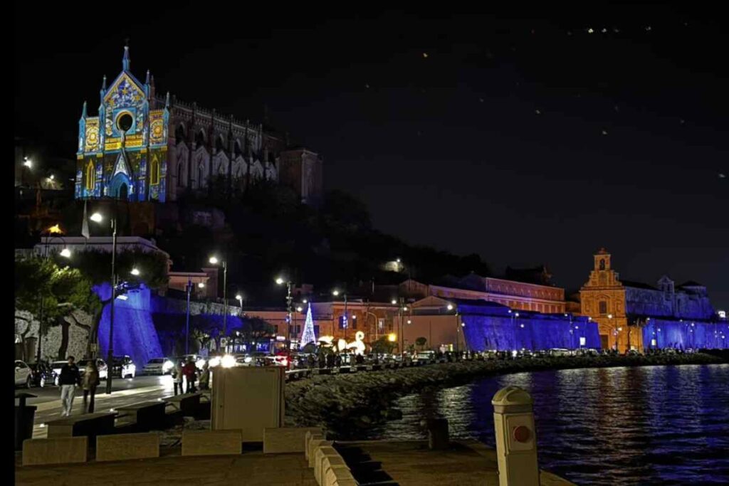 Questa città costiera dal ricco patrimonio storico e paesaggistico, si trasforma in un villaggio incantato dove la tradizione si fonde con l’arte