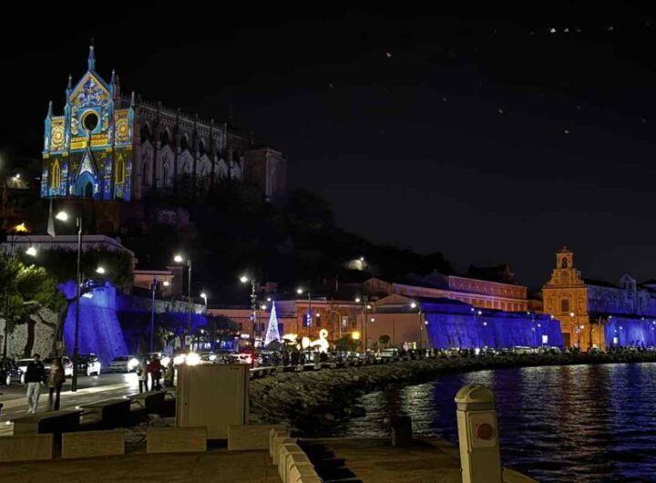 Questa città costiera dal ricco patrimonio storico e paesaggistico, si trasforma in un villaggio incantato dove la tradizione si fonde con l’arte