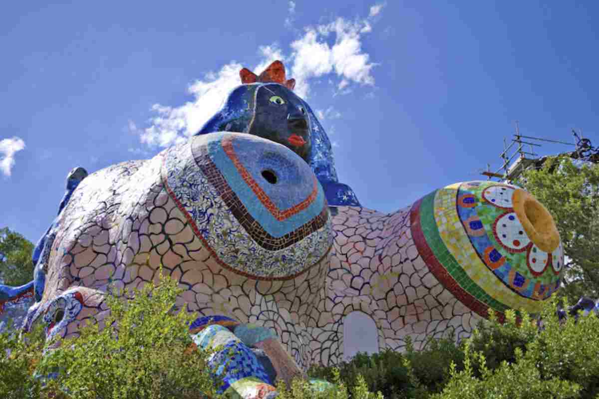 Tra le meraviglie artistiche più iconiche della Maremma si trova il Giardino dei Tarocchi, situato a Capalbio, una località che custodisce
