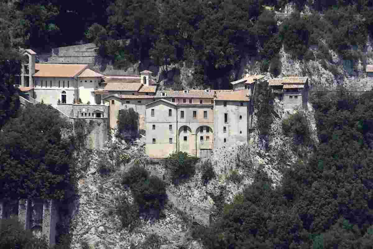 Greccio non è solo un luogo di fede, ma anche un territorio ricco di bellezze naturalistiche e architettoniche.