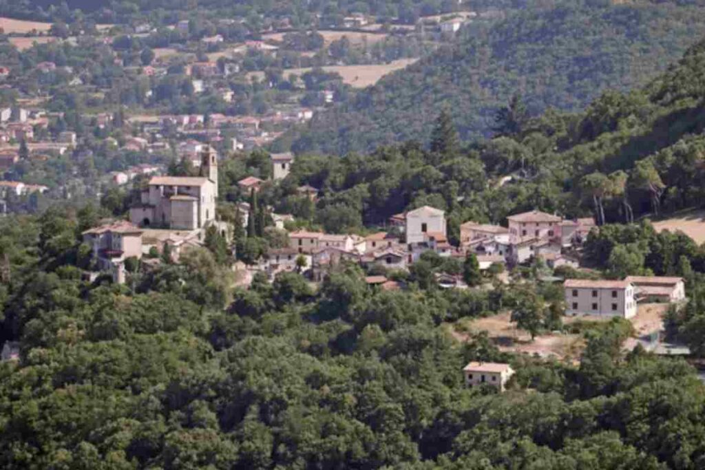 Nel cuore dell’Alto Lazio, il borgo di Greccio continua a incantare visitatori da ogni parte del mondo grazie alla sua atmosfera natalizia.
