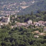 Nel cuore dell’Alto Lazio, il borgo di Greccio continua a incantare visitatori da ogni parte del mondo grazie alla sua atmosfera natalizia.