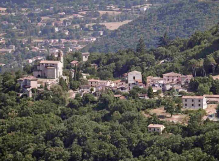 Nel cuore dell’Alto Lazio, il borgo di Greccio continua a incantare visitatori da ogni parte del mondo grazie alla sua atmosfera natalizia.