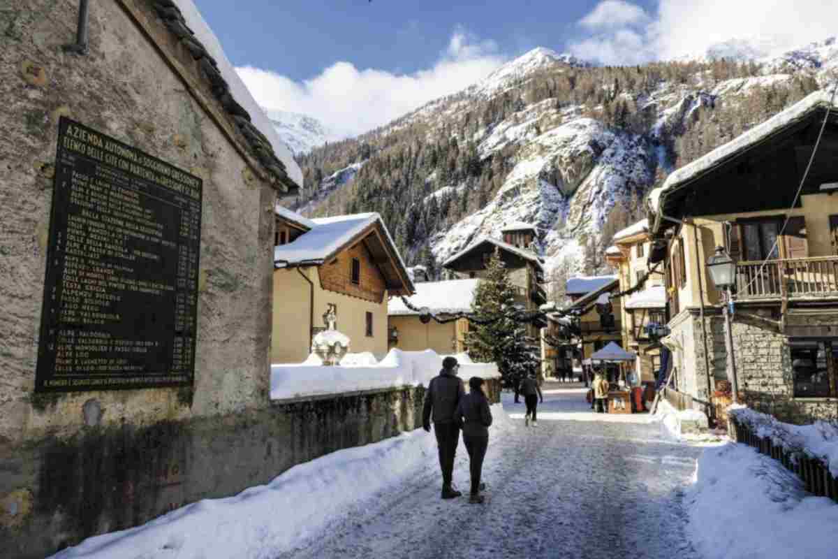 Tra le bellezze naturali del paese, il Lago Gover è una tappa imperdibile. Questo lago artificiale, parzialmente circondato da una pineta