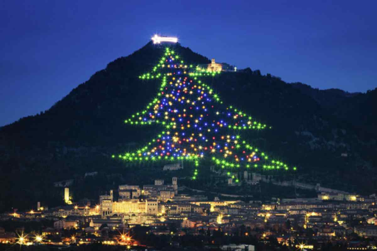 Visitare Gubbio durante il periodo natalizio significa immergersi in un’atmosfera fiabesca che va ben oltre l’Albero di Natale.