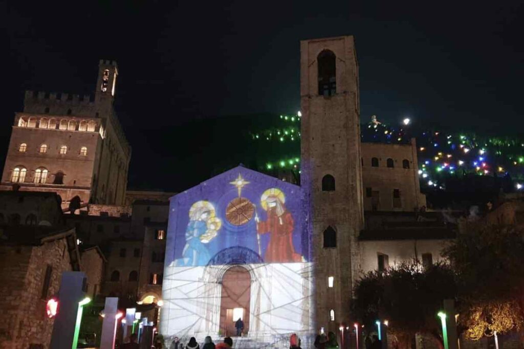 Questa straordinaria installazione luminosa torna a illuminare il Monte Ingino, offrendo uno spettacolo di luci e colori