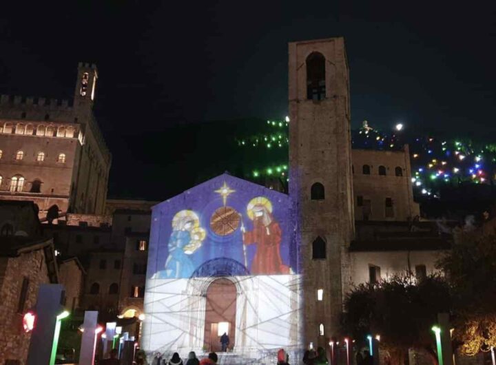 Questa straordinaria installazione luminosa torna a illuminare il Monte Ingino, offrendo uno spettacolo di luci e colori