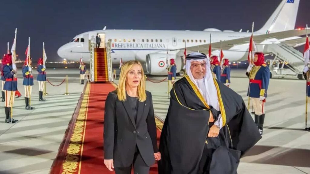 La politica italiana è un ginepraio, vengo anch’io, no tu no: Bruno Tucci ci aiuta a orientarci, foto Immagine dell'agenzia di stampa ufficiale del Bahrein (BNA): il principe ereditario del Bahrein Salman bin Hamad al-Khalifa sul tappeto rosso con il primo ministro italiano Giorgia Meloni, al suo arrivo all'aeroporto internazionale del Bahrein a Manama