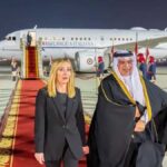 La politica italiana è un ginepraio, vengo anch’io, no tu no: Bruno Tucci ci aiuta a orientarci, foto Immagine dell'agenzia di stampa ufficiale del Bahrein (BNA): il principe ereditario del Bahrein Salman bin Hamad al-Khalifa sul tappeto rosso con il primo ministro italiano Giorgia Meloni, al suo arrivo all'aeroporto internazionale del Bahrein a Manama