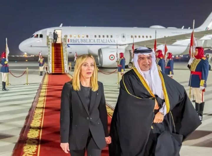 La politica italiana è un ginepraio, vengo anch’io, no tu no: Bruno Tucci ci aiuta a orientarci, foto Immagine dell'agenzia di stampa ufficiale del Bahrein (BNA): il principe ereditario del Bahrein Salman bin Hamad al-Khalifa sul tappeto rosso con il primo ministro italiano Giorgia Meloni, al suo arrivo all'aeroporto internazionale del Bahrein a Manama