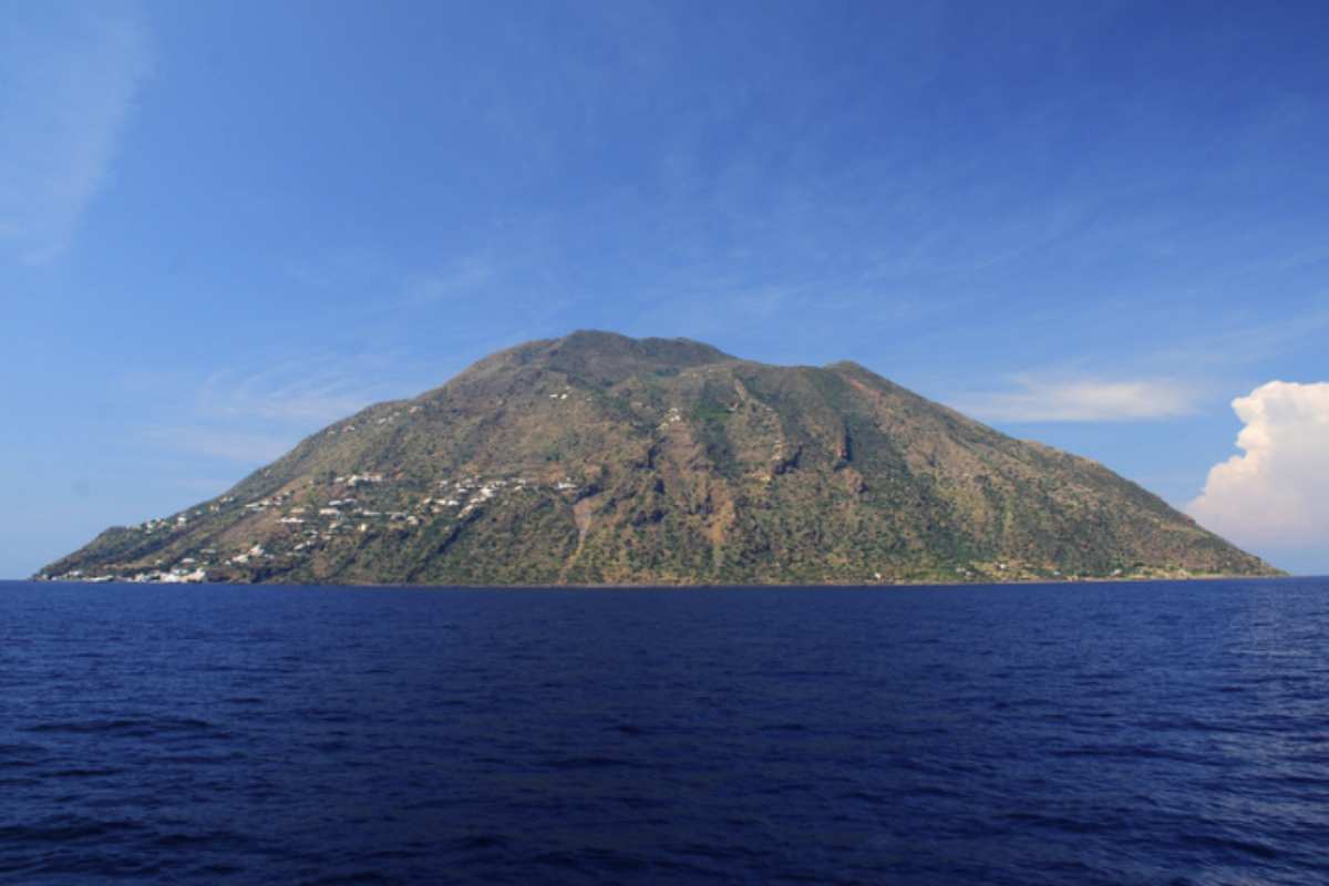 L’isola è collegata regolarmente da aliscafi e traghetti con partenza da Milazzo tutto l’anno, mentre nei mesi estivi si aggiungono collegamenti