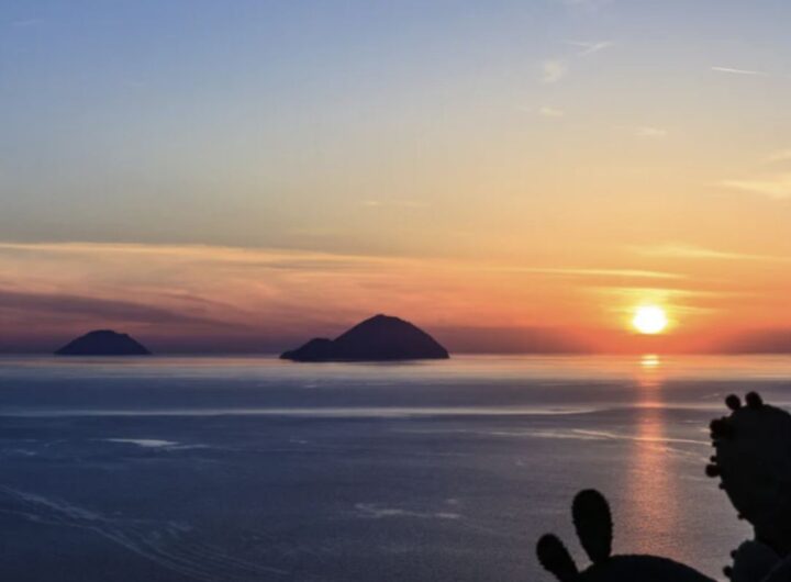 Questa piccola isola vulcanica, con una superficie di circa 5 km², è un vero paradiso dove la natura regna sovrana e la storia si intreccia