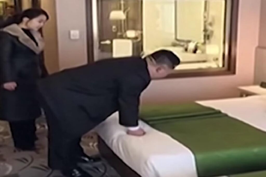 Kim Jong-un testa la "morbidezza" di un materasso