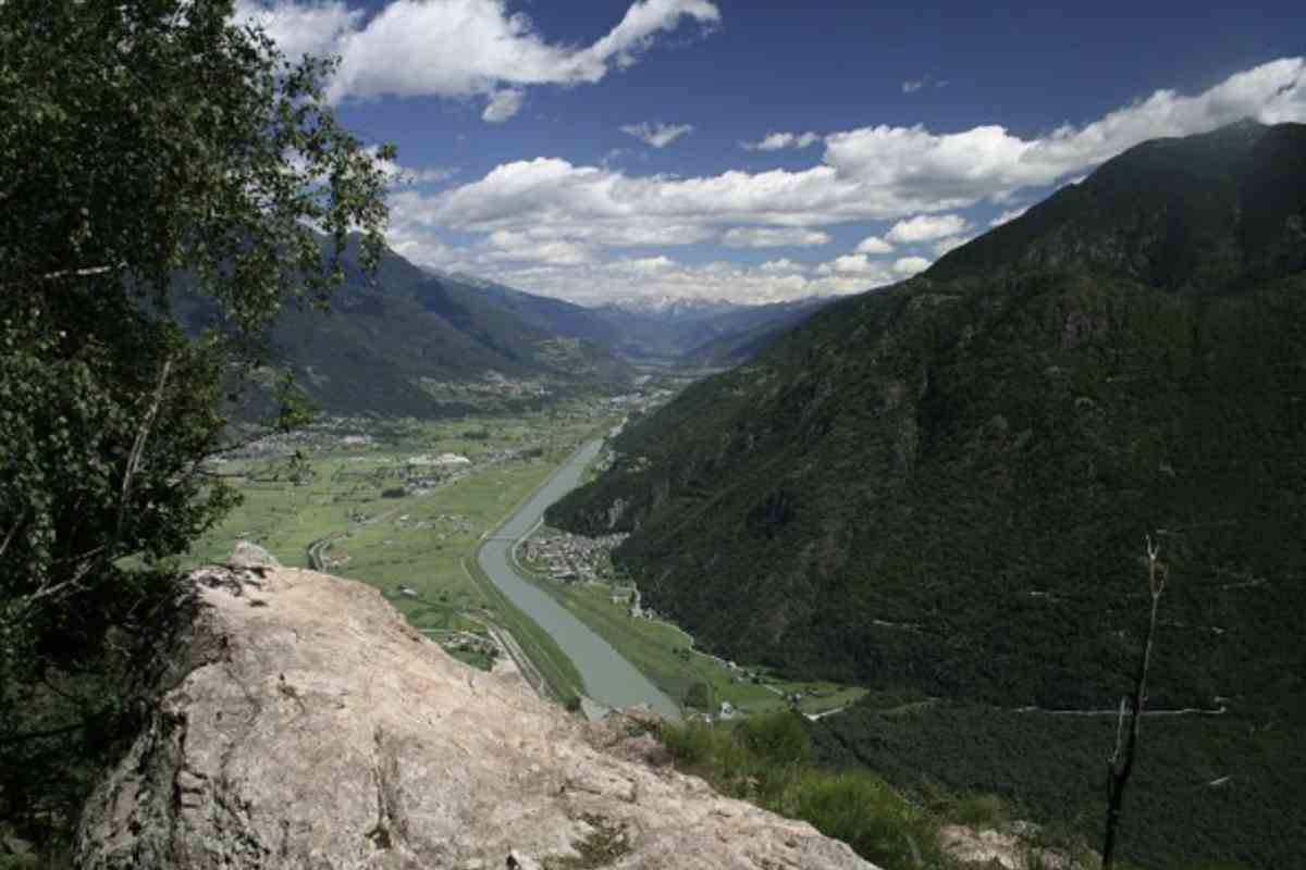 La cima della Colmen è facilmente raggiungibile tramite sentieri ben segnalati, adatti anche a escursionisti alle prime armi e famiglie