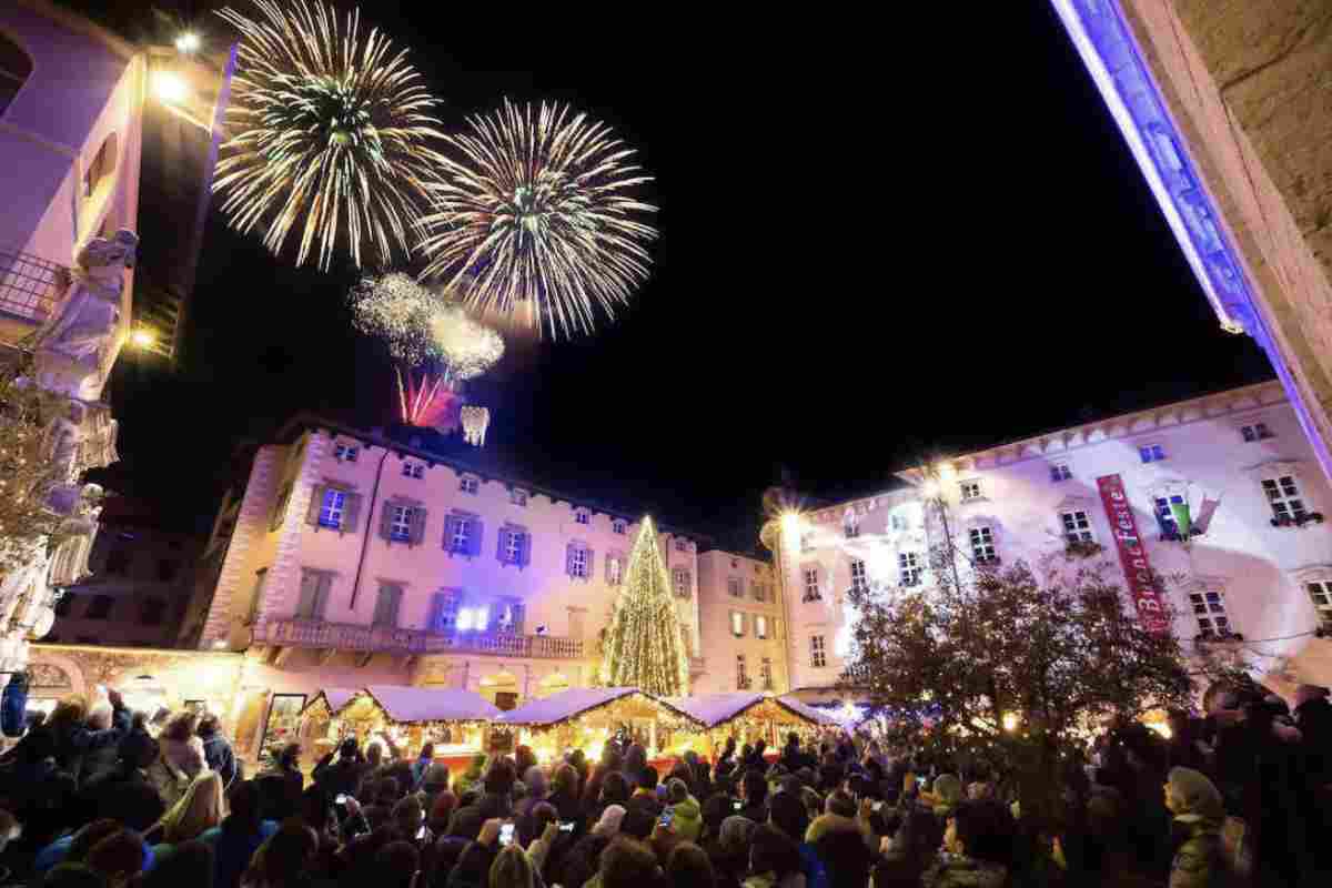 Il divertimento sul Lago di Garda non si ferma agli adulti: per le famiglie con bambini, Gardaland Resort propone un Capodanno a tema anni ’70