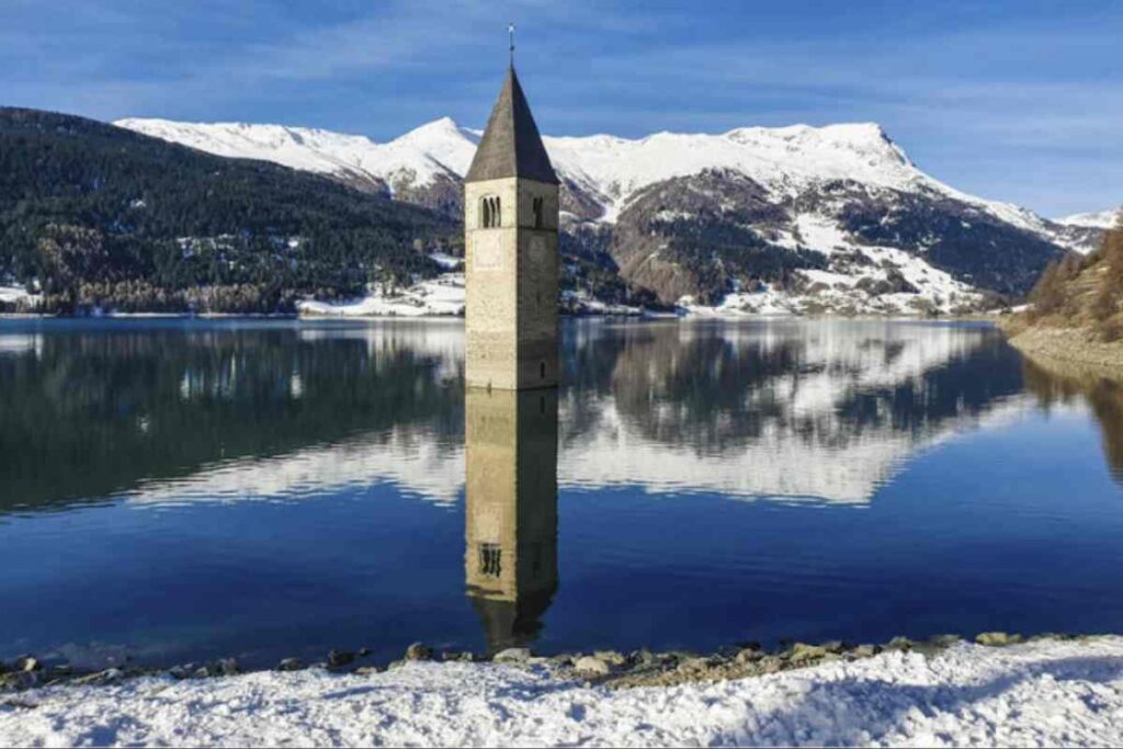 Curon Venosta, in Alto Adige, il Lago di Resia è il più grande della provincia di Bolzano con una superficie di 6,6 km².
