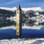 Curon Venosta, in Alto Adige, il Lago di Resia è il più grande della provincia di Bolzano con una superficie di 6,6 km².