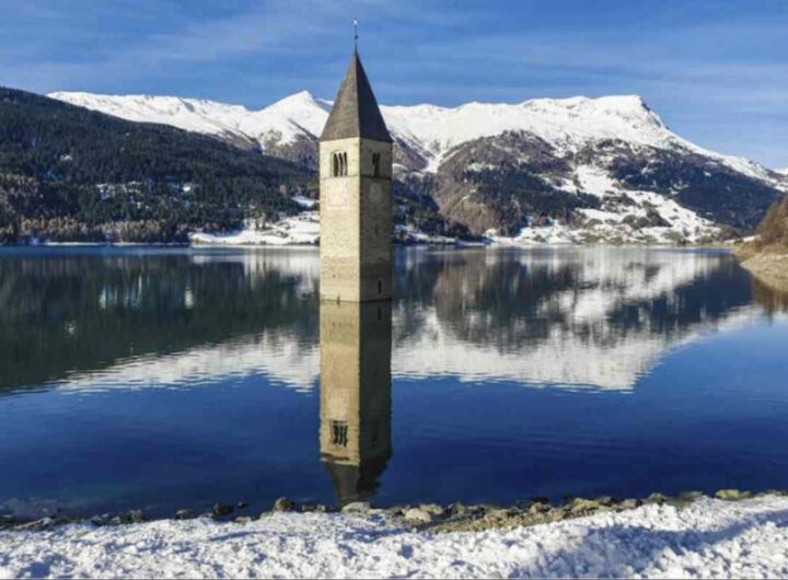 Curon Venosta, in Alto Adige, il Lago di Resia è il più grande della provincia di Bolzano con una superficie di 6,6 km².