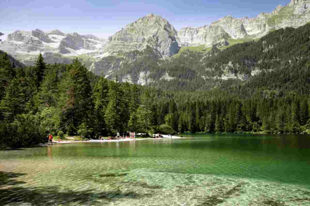 Situato nella Val di Non al confine del Parco naturale Adamello-Brenta, questo specchio d’acqua alpino di origine glaciale, a 1.178 metri