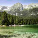 Situato nella Val di Non al confine del Parco naturale Adamello-Brenta, questo specchio d’acqua alpino di origine glaciale, a 1.178 metri