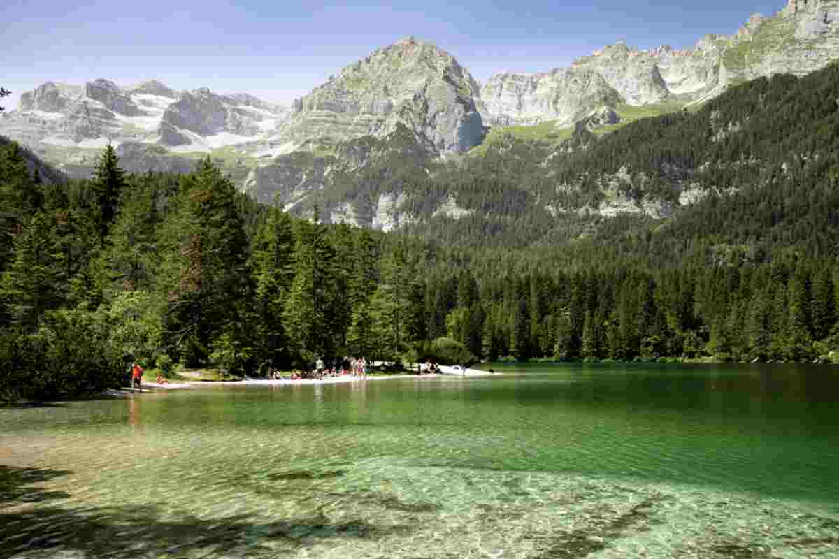 Il borgo italiano che sembra un set cinematografico: lago ghiacciato, boschi infiniti e magia pura