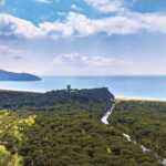 Questa zona, parte integrante della vasta e affascinante regione della Maremma, offre un connubio perfetto tra arte