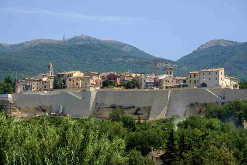 Massa Martana si sviluppa lungo l’antica Via Flaminia, storica arteria romana che ha favorito la nascita di un insediamento già nel 220 a.C.