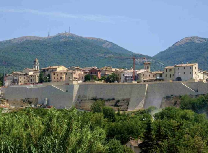 Massa Martana si sviluppa lungo l’antica Via Flaminia, storica arteria romana che ha favorito la nascita di un insediamento già nel 220 a.C.