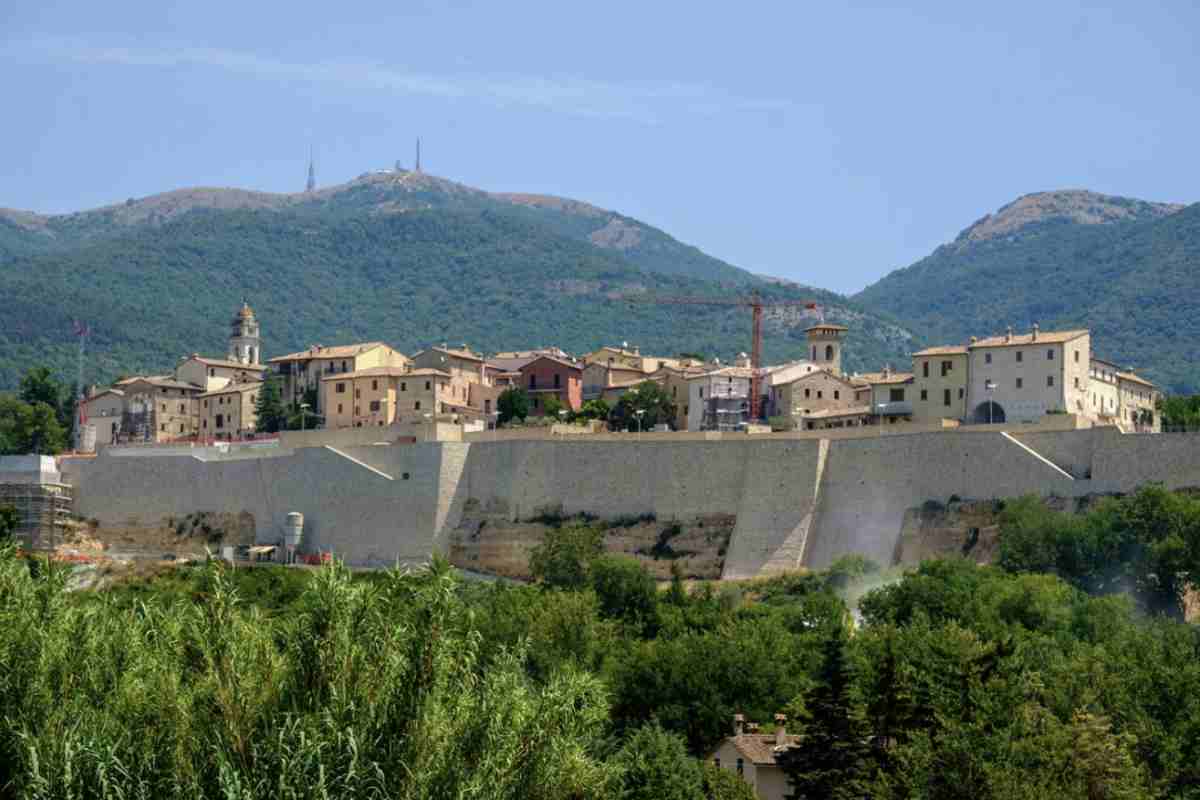 Il borgo “gioiello”, mura medievali e stradine di pietra: in inverno sembra uscito da una fiaba