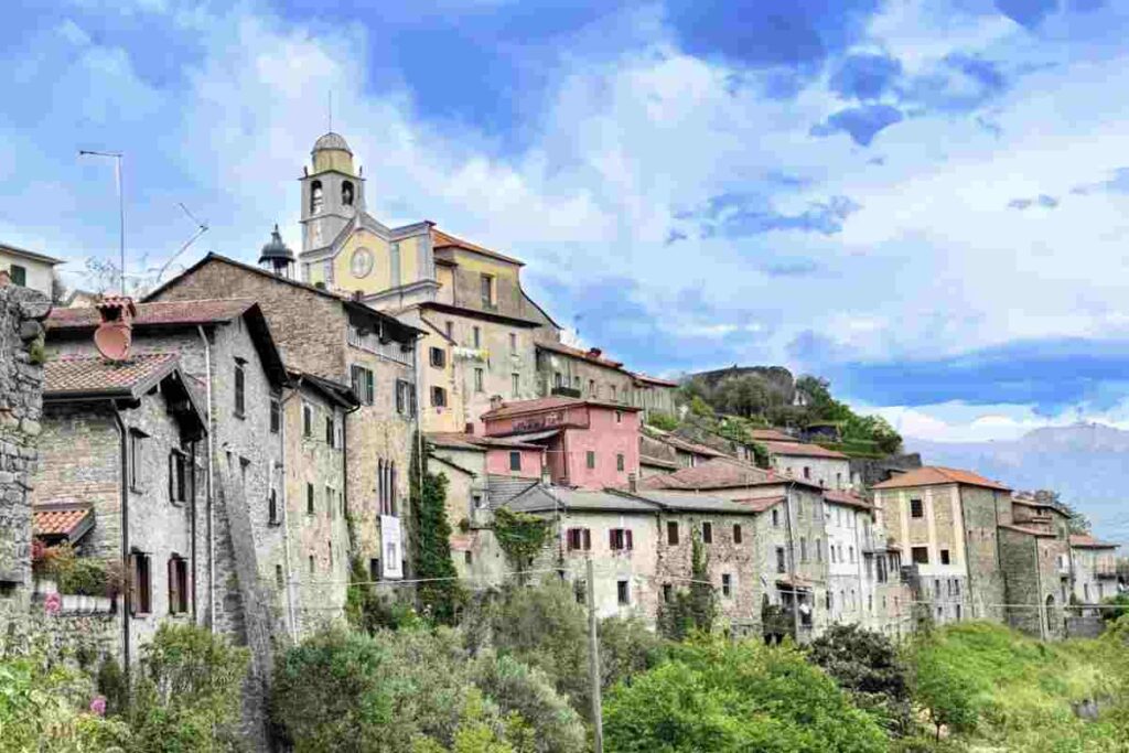 Mulazzo, un comune di circa 2500 abitanti, continua a mantenere intatto il fascino delle epoche passate, regalando ai visitatori