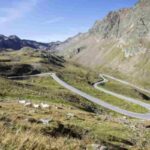 A 1.518 metri di altitudine, questo valico alpino, noto anche come Gampenpass in tedesco, offre un equilibrio perfetto tra curve tecniche,