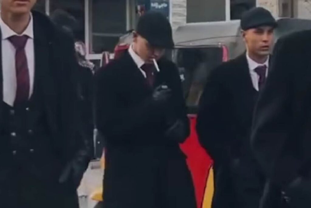 Ragazzi vestiti come nella seria tv Peaky Blinders