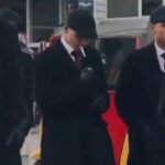 Ragazzi vestiti come nella seria tv Peaky Blinders
