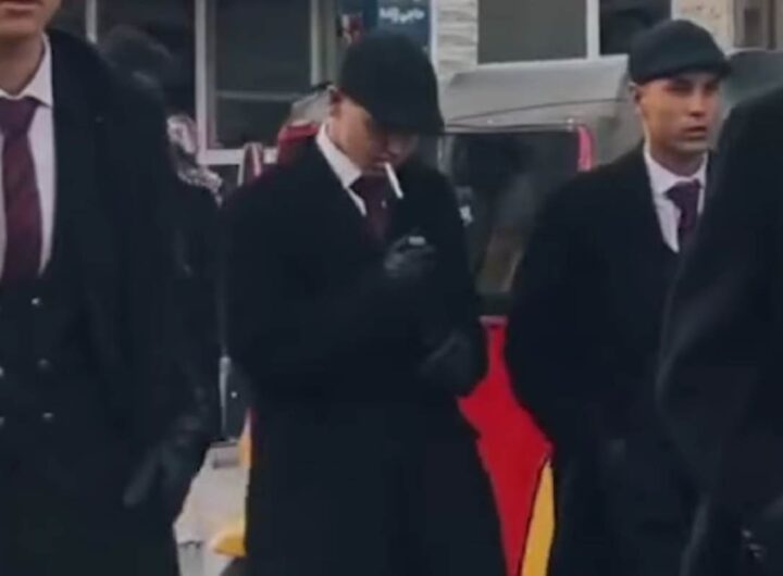 Ragazzi vestiti come nella seria tv Peaky Blinders