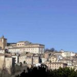 Questo centro storico, che ha mantenuto intatta la sua impronta medievale, è ormai da anni un simbolo di architettura tradizionale e sostenibile