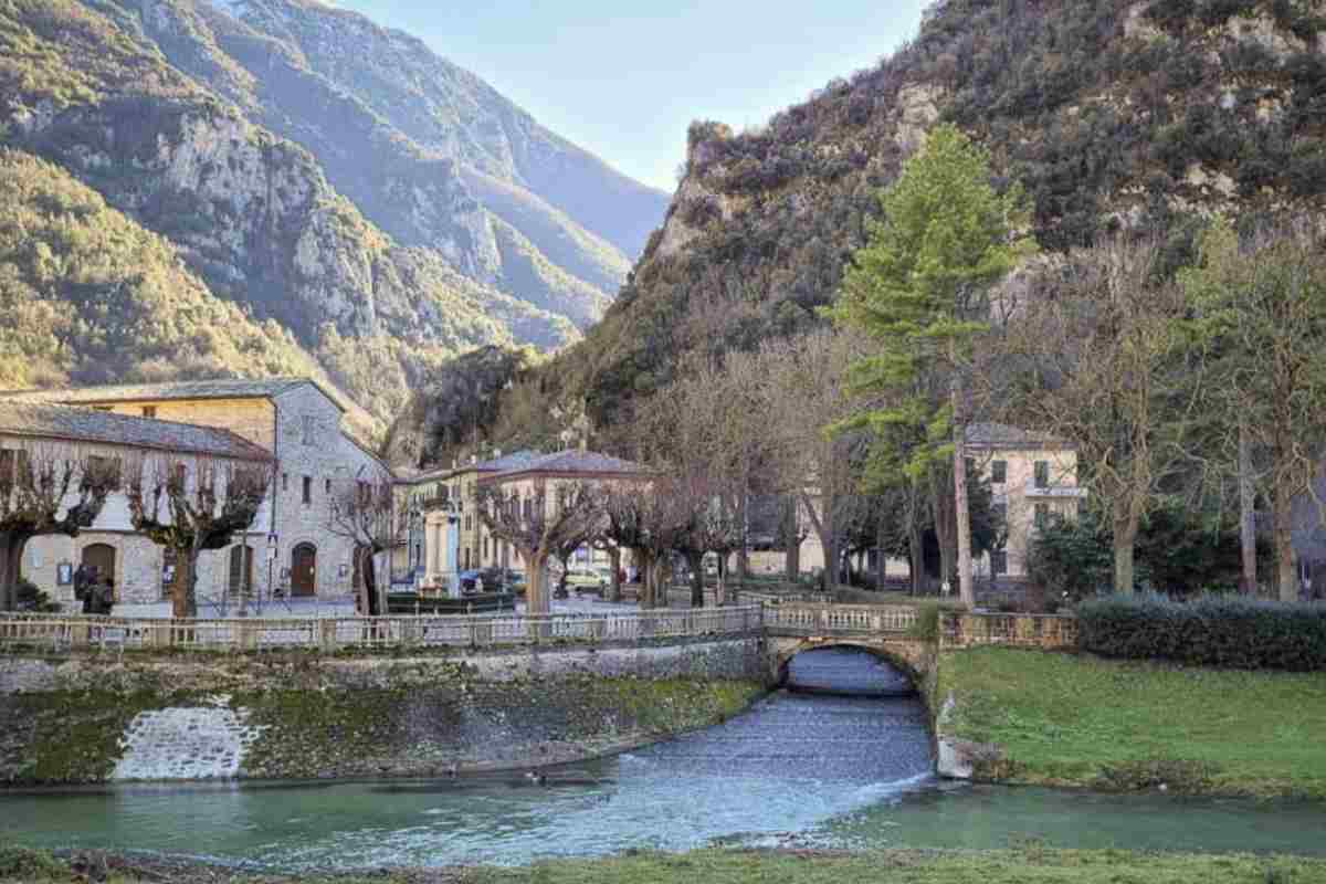 La posizione di Pioraco, immersa in un contesto naturale di grande pregio, la rende una destinazione perfetta per gli amanti dell’outdoor