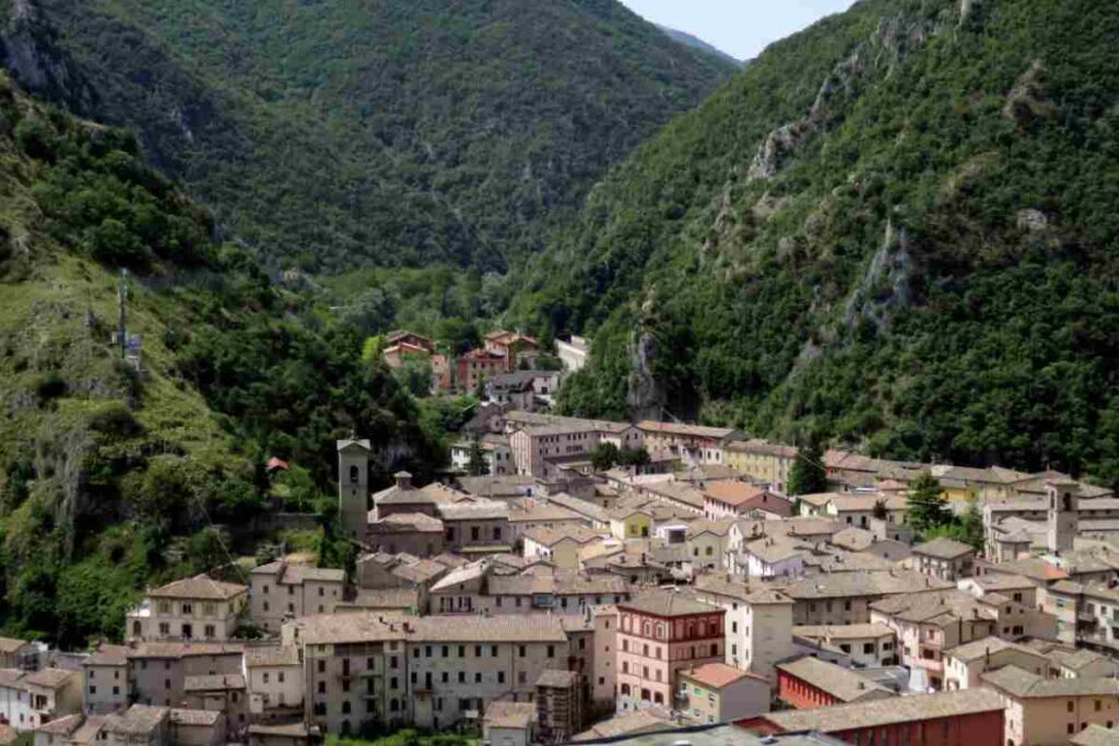 Questo piccolo centro, incastonato tra i monti Primo, Gemmo e Gualdo, si distingue per la sua straordinaria capacità di conservare