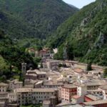 Questo piccolo centro, incastonato tra i monti Primo, Gemmo e Gualdo, si distingue per la sua straordinaria capacità di conservare