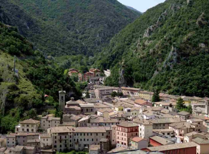 Questo piccolo centro, incastonato tra i monti Primo, Gemmo e Gualdo, si distingue per la sua straordinaria capacità di conservare