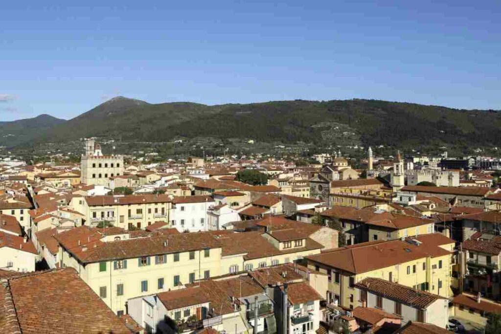 Con quasi 200.000 abitanti, la città rappresenta un crocevia di arte, storia e tradizioni millenarie, con un patrimonio architettonico che spazia