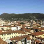 Con quasi 200.000 abitanti, la città rappresenta un crocevia di arte, storia e tradizioni millenarie, con un patrimonio architettonico che spazia