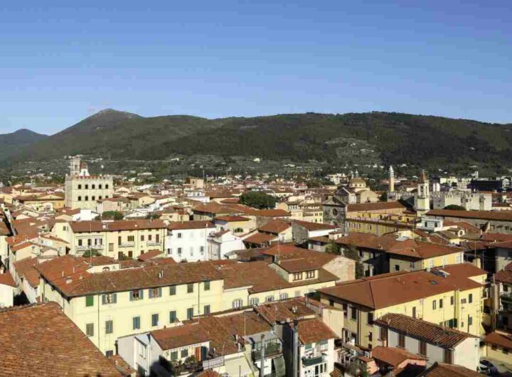 Con quasi 200.000 abitanti, la città rappresenta un crocevia di arte, storia e tradizioni millenarie, con un patrimonio architettonico che spazia