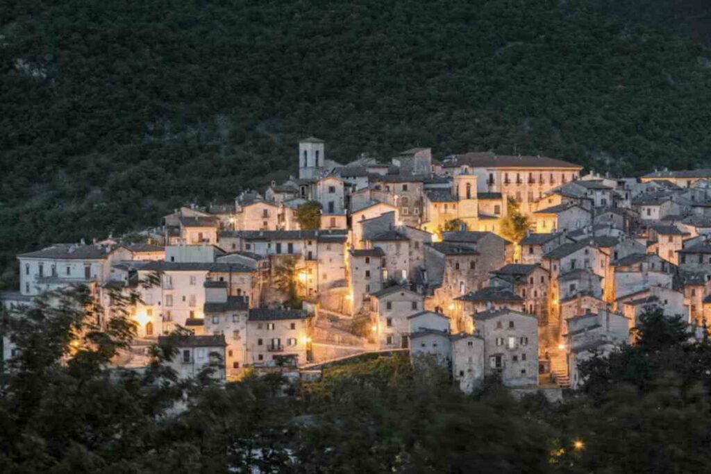 La sua architettura storica, unita alla natura circostante e alla neve, crea un’atmosfera unica che attrae visitatori da ogni parte del Paese e oltre.