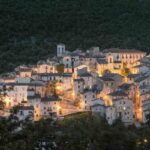 La sua architettura storica, unita alla natura circostante e alla neve, crea un’atmosfera unica che attrae visitatori da ogni parte del Paese e oltre.