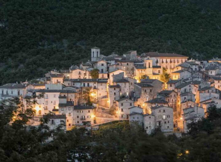 La sua architettura storica, unita alla natura circostante e alla neve, crea un’atmosfera unica che attrae visitatori da ogni parte del Paese e oltre.
