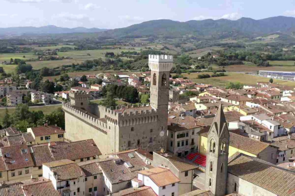 Questi centri abitati, fusi nel 2014 in un unico comune, custodiscono mura antiche, torri imponenti e case in pietra che raccontano