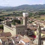 Questi centri abitati, fusi nel 2014 in un unico comune, custodiscono mura antiche, torri imponenti e case in pietra che raccontano